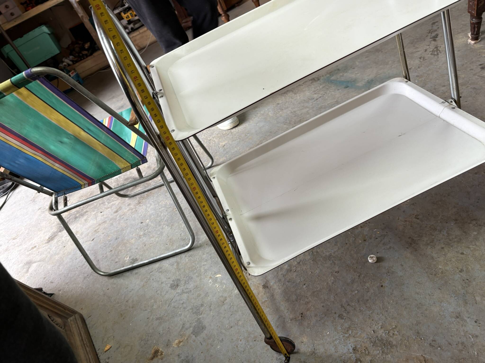 Vintage folding trolley in chromed metal and enamelled trays