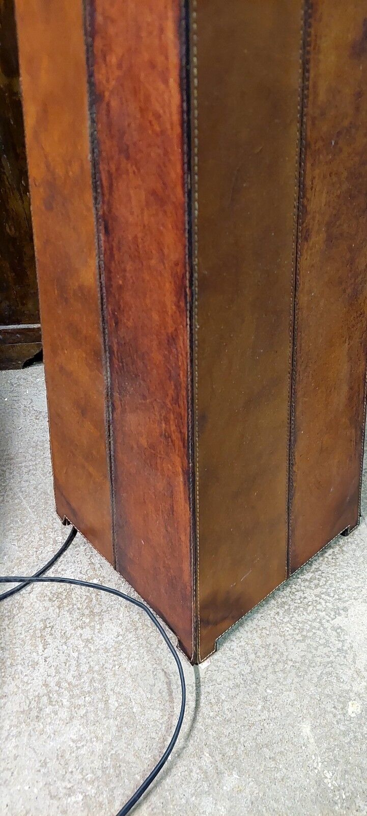 Vintage 80s design floor lamp in leather and brass.