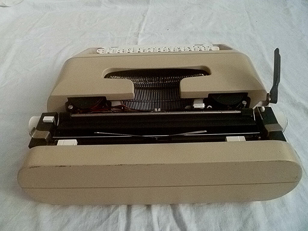 Typewriter Olivetti lettera 35