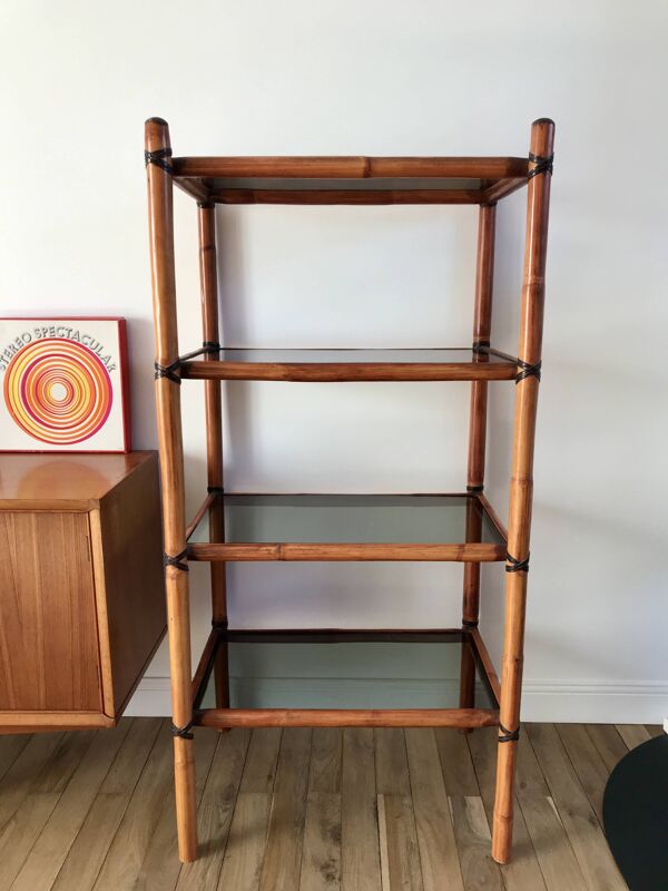 Grande étagère en rotin, lanières cuir et verre fumé années 70-80