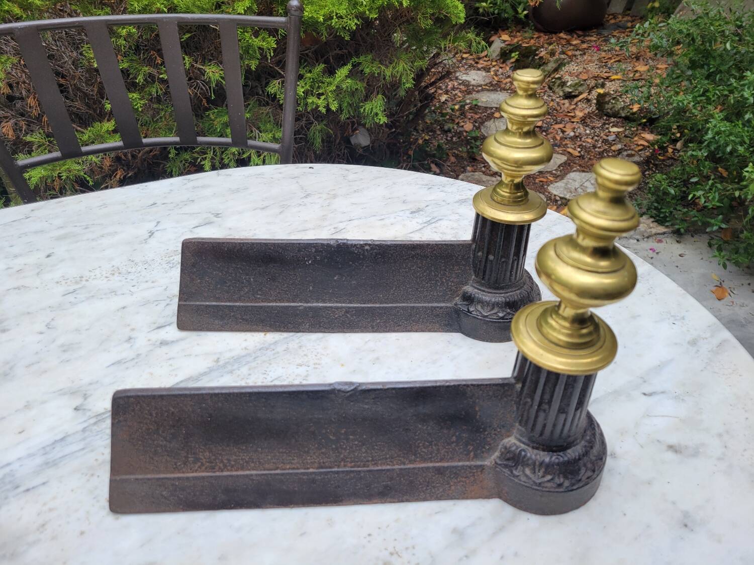 Paire de chenets en fonte et laiton