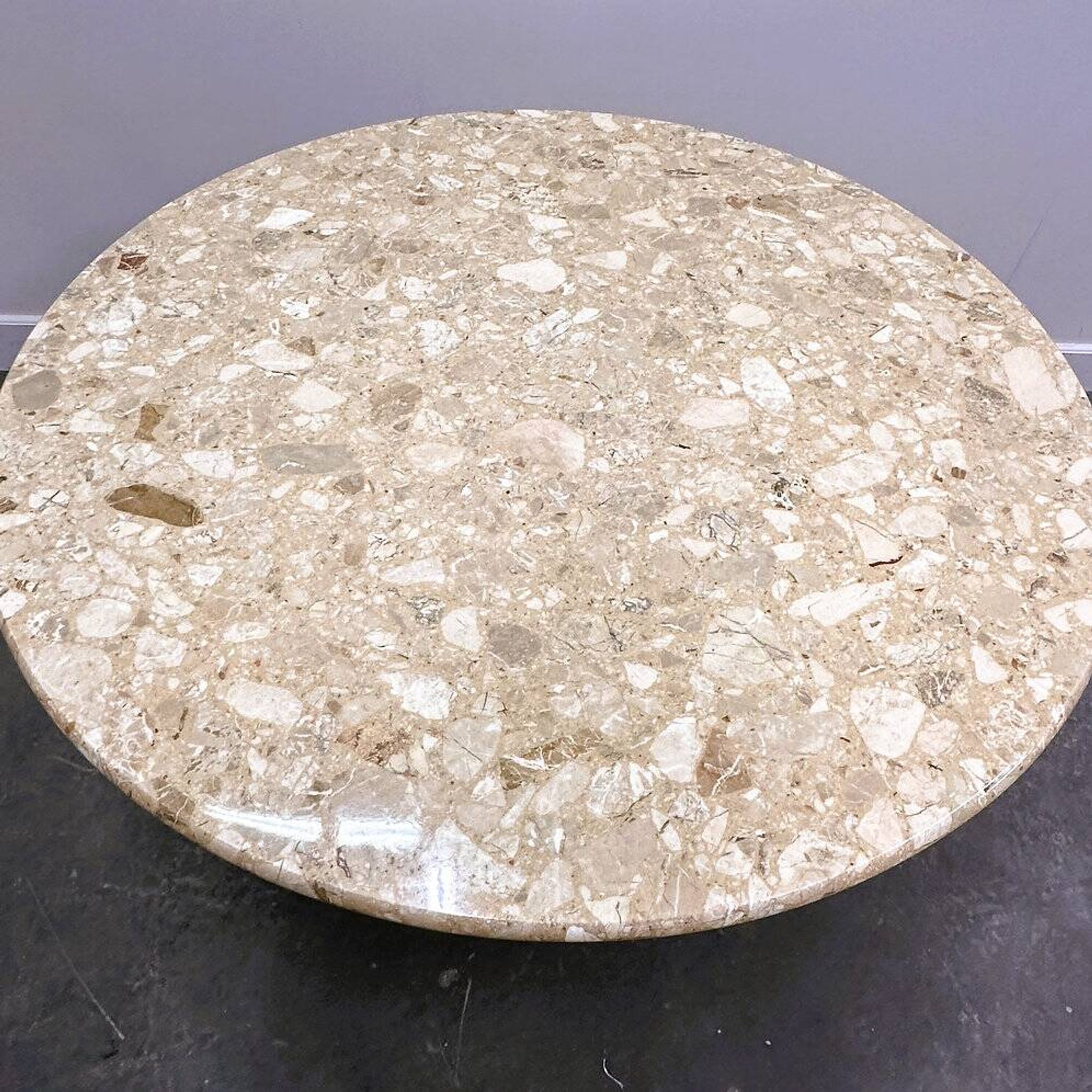 Table ronde sur pied en marbre brèche | Table de salle à manger vintage en pierre des années 1980 | Postmoderne