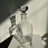 Smooth glass decanter with square base