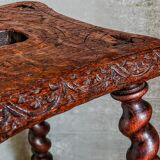 Tabouret ancien en bois massif tourné et sculpté