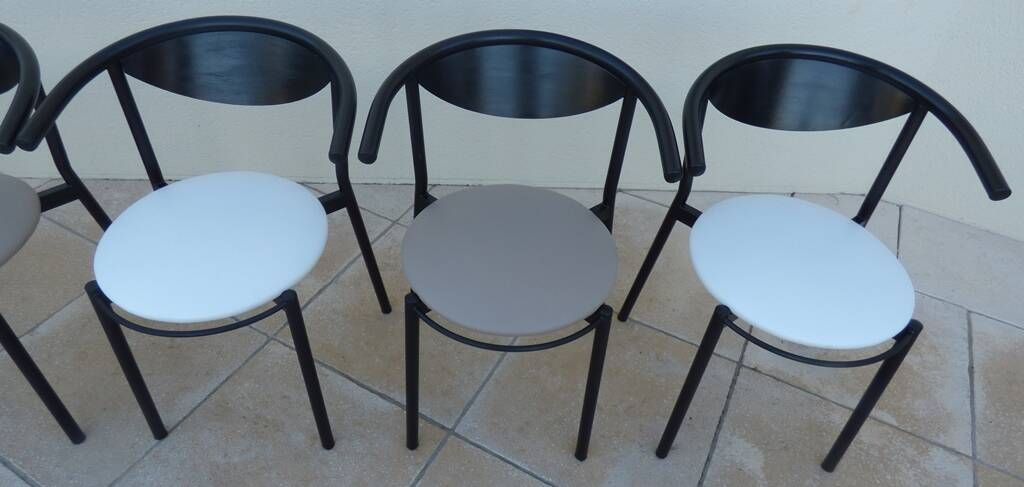 6 gondola-style chairs with a metal structure for indoor and outdoor use.