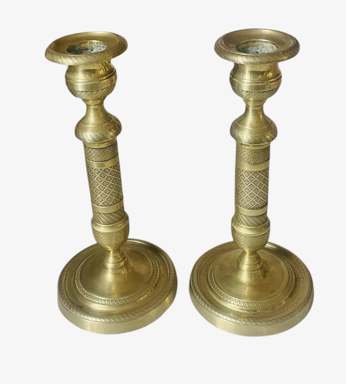 Pair of chiselled brass candlesticks from the 19th century.