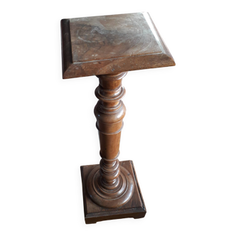 Colonne ancienne en bois