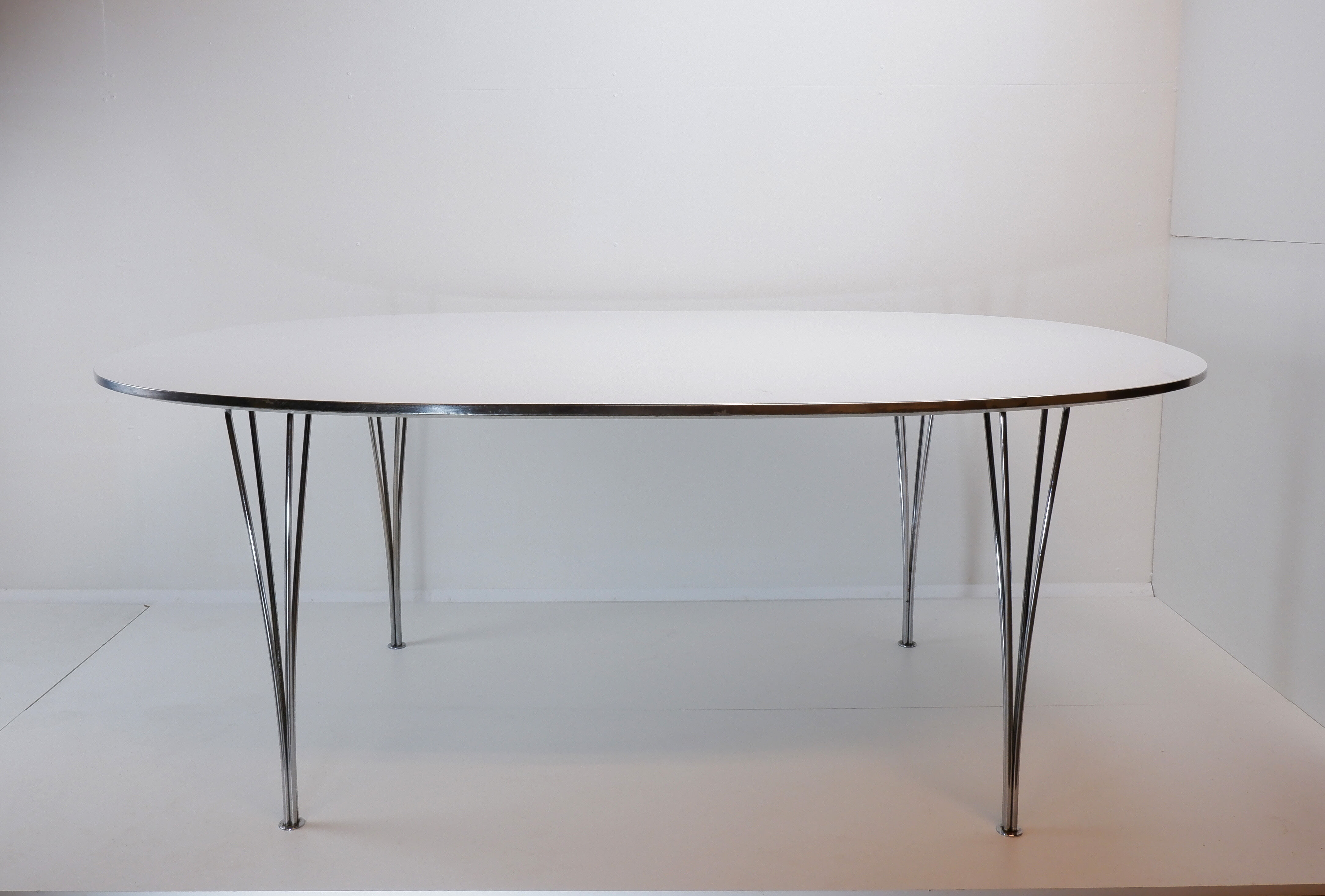 Fritz Hansen B613 super-elliptical dining table