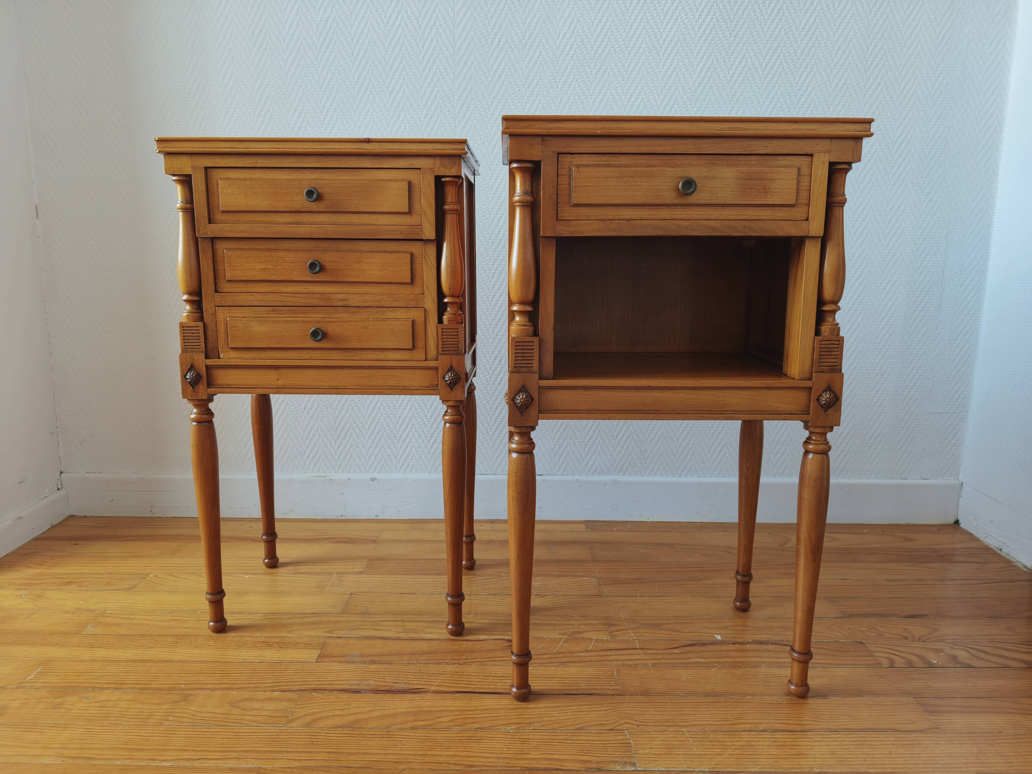 Paire de tables chevet françaises de style Louis XVI