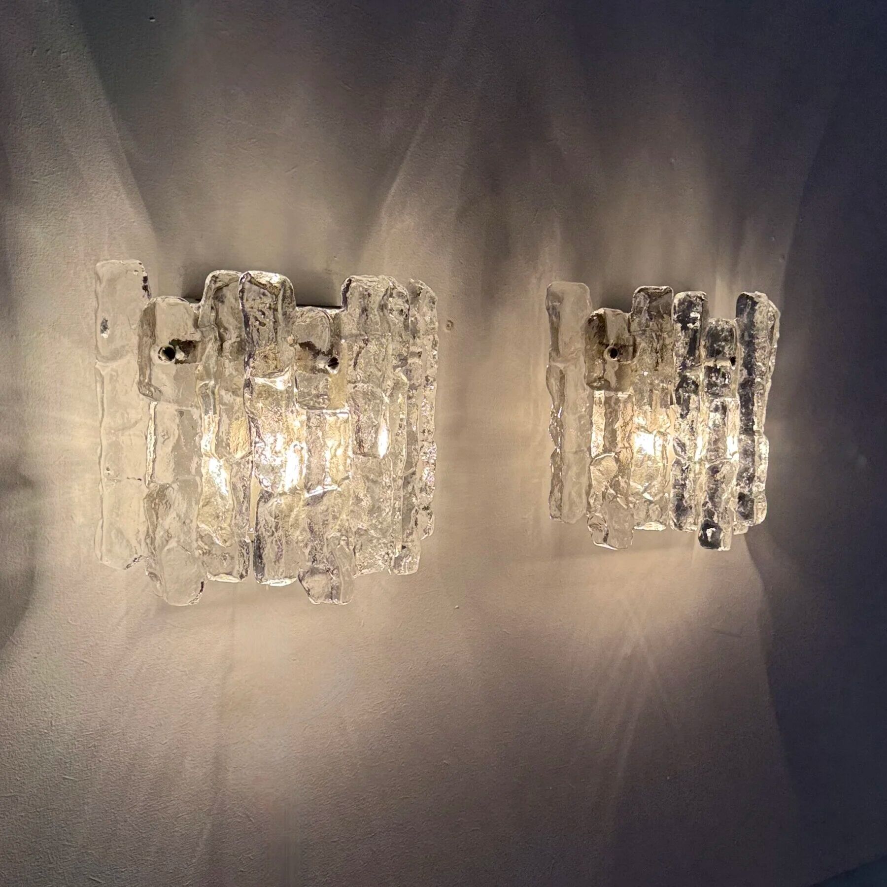 Paire de appliques murales en verre glacé et métal par J.T. Kalmar pour Kalmar, années 60.