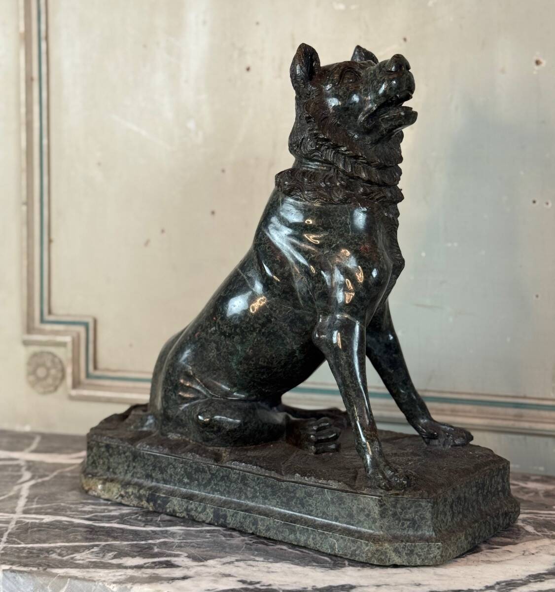 Large model of the Jennings dog in serpentine marble, memento of the Grand Tour, 19th century.