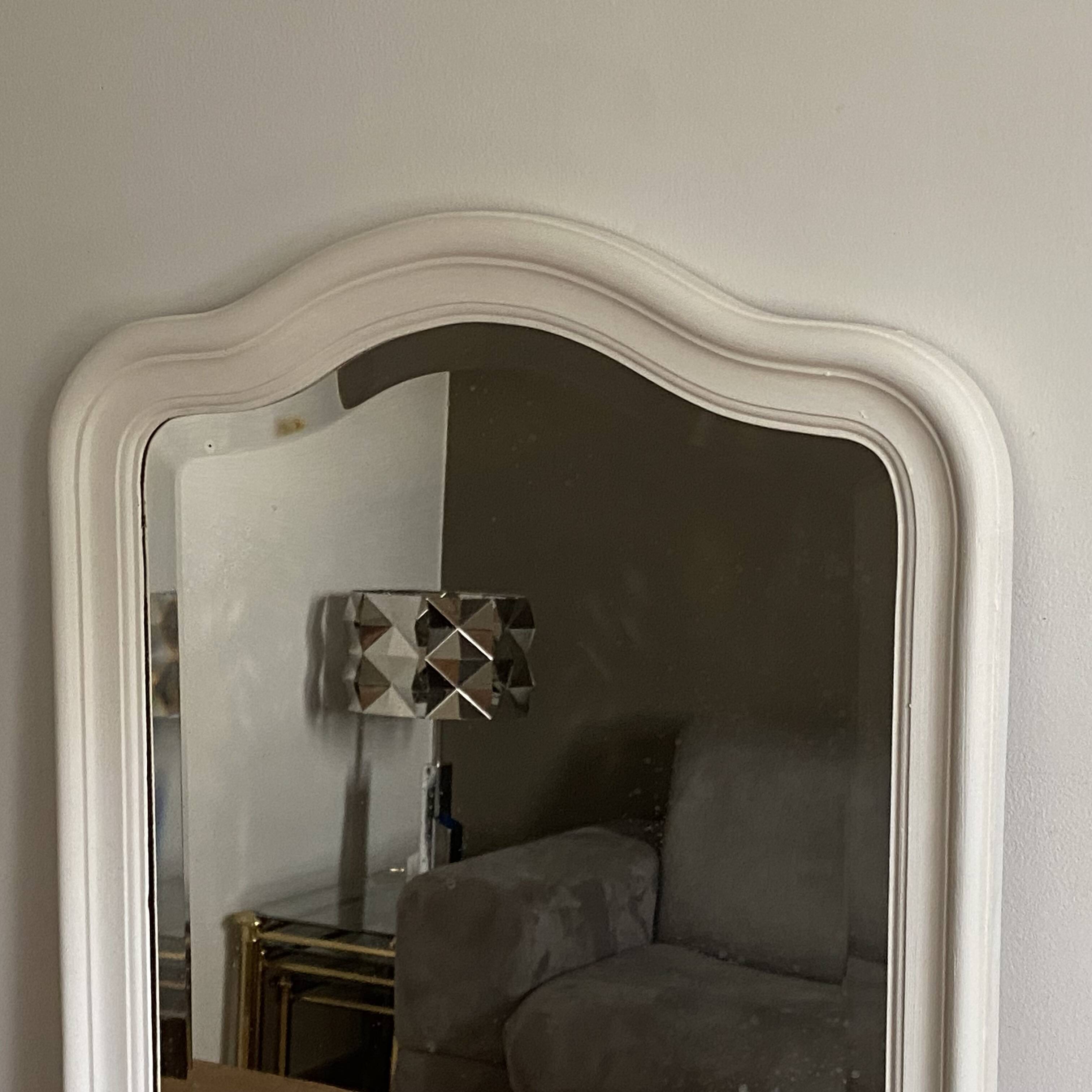 Antique mirror with a gendarme hat shape. White. 72x56.