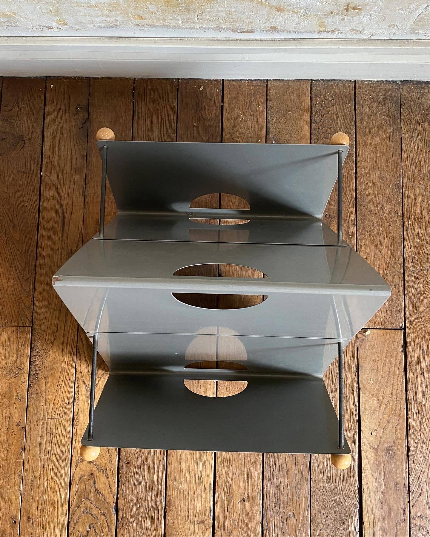 Memphis style magazine rack