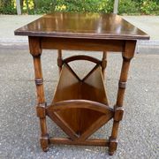 Meuble porte-revues table d'appoint en bois teinté style anglais néo-classi