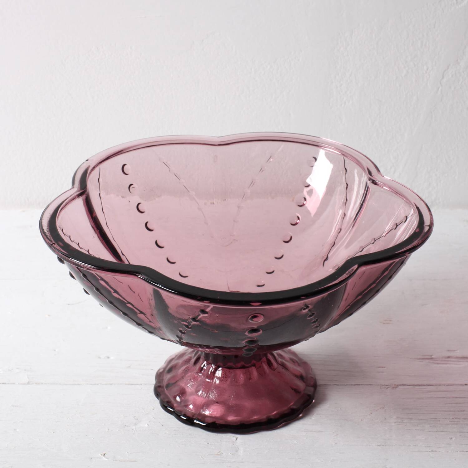 Coupe à fruits en verre pressé améthyste Yngaren par Sara Fager, Suède années 2000