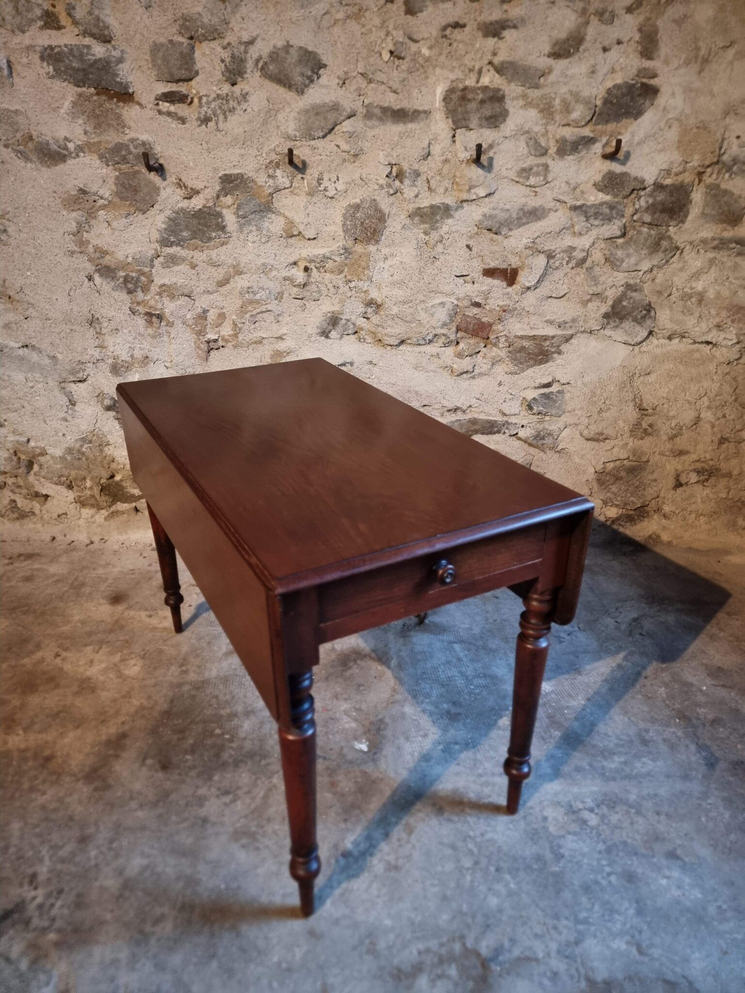 Antique English drop-leaf table in mahogany, late 19th century.