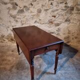 Antique English drop-leaf table in mahogany, late 19th century.