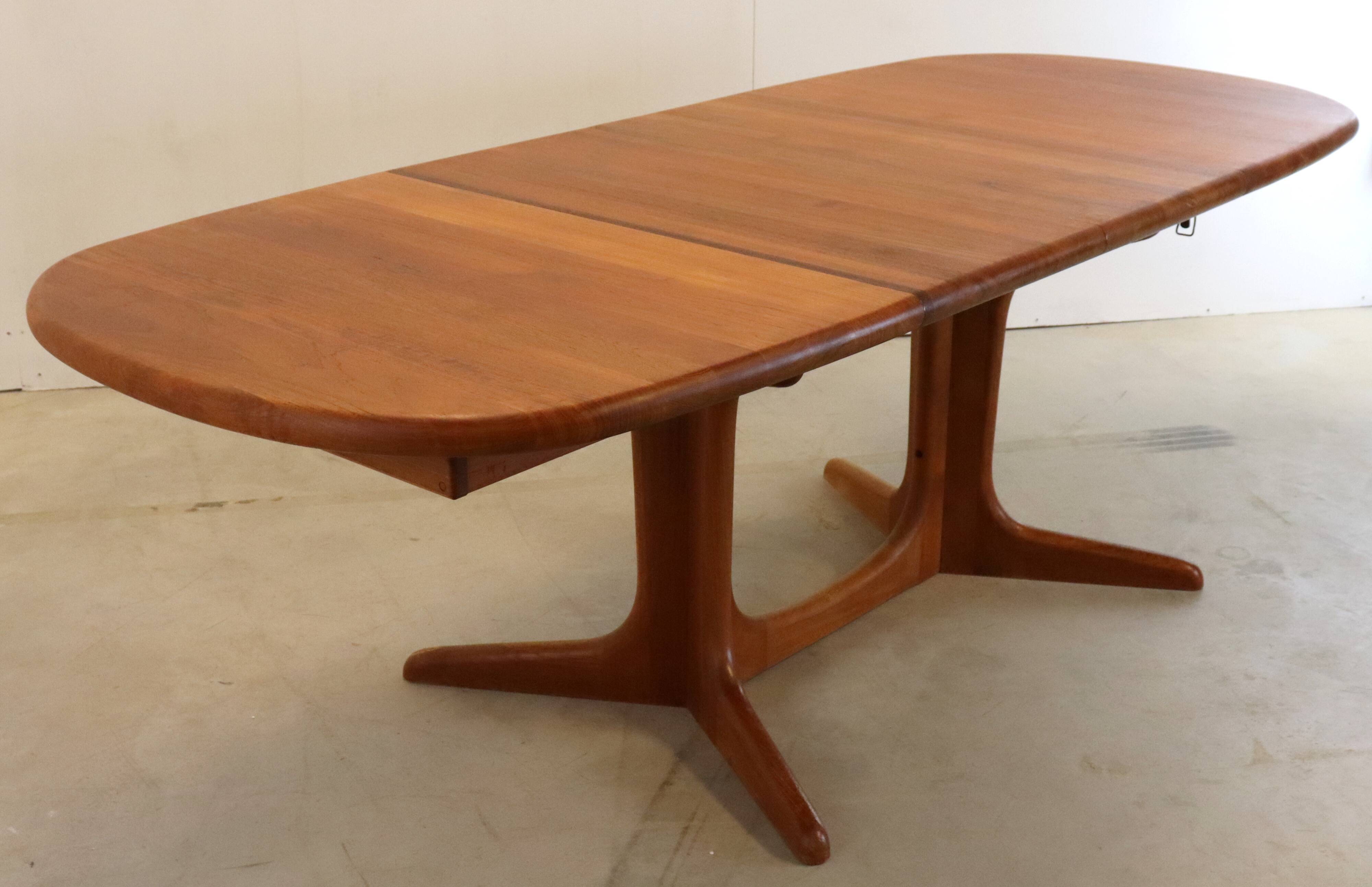 Oval Danish dining table extendable 'Kirkeby'