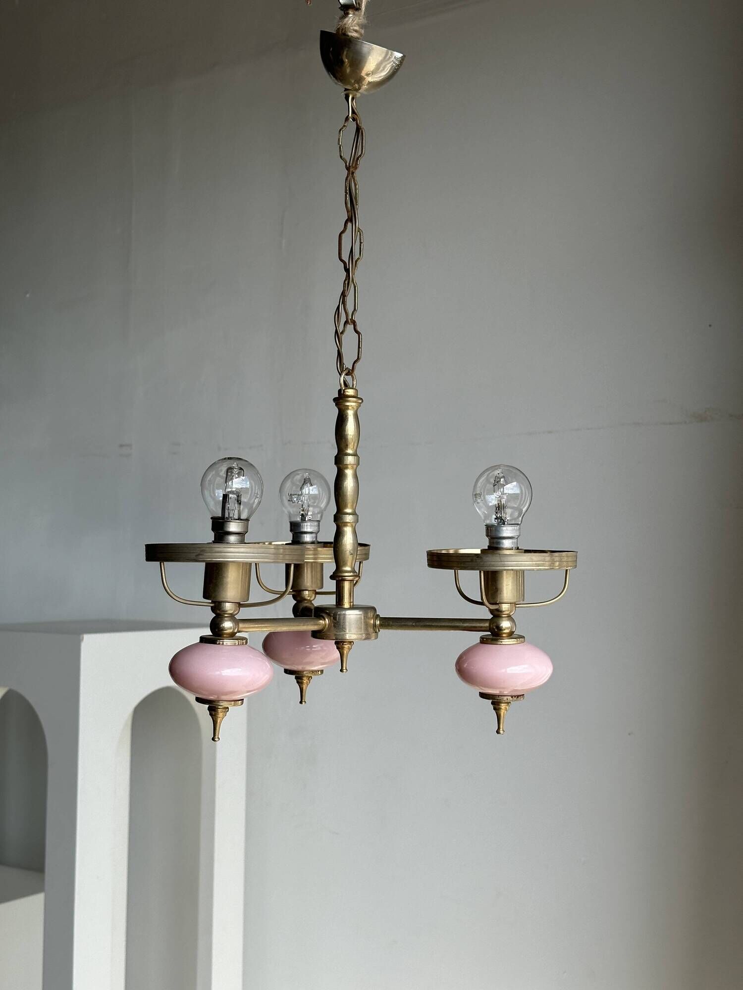 Petit lustre rose et doré à 3 bras de lumières