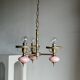 Petit lustre rose et doré à 3 bras de lumières