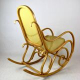 Chaise à bascule vintage en bois naturel attribuée à Michael Thonet