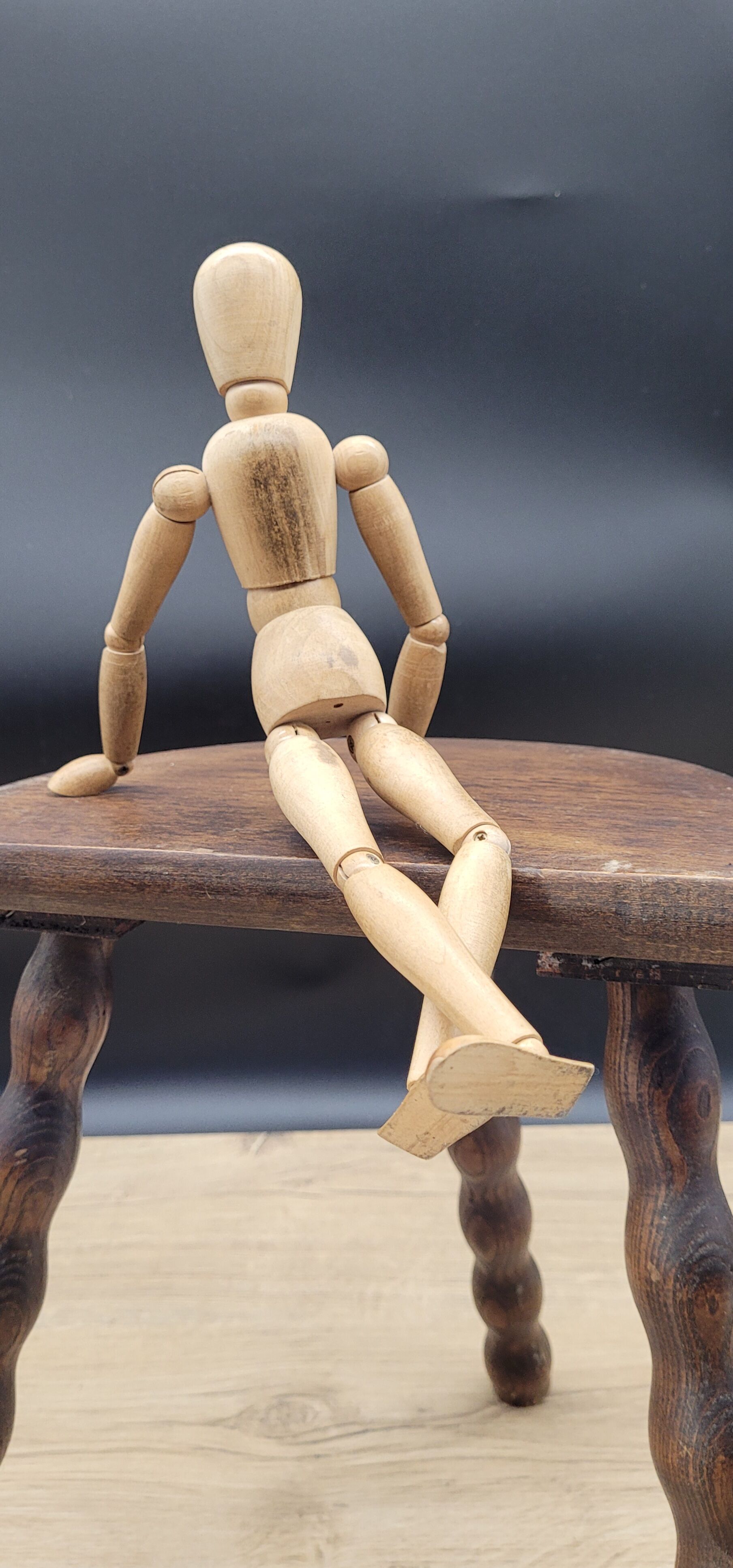 Half-round tripod stool feet balls