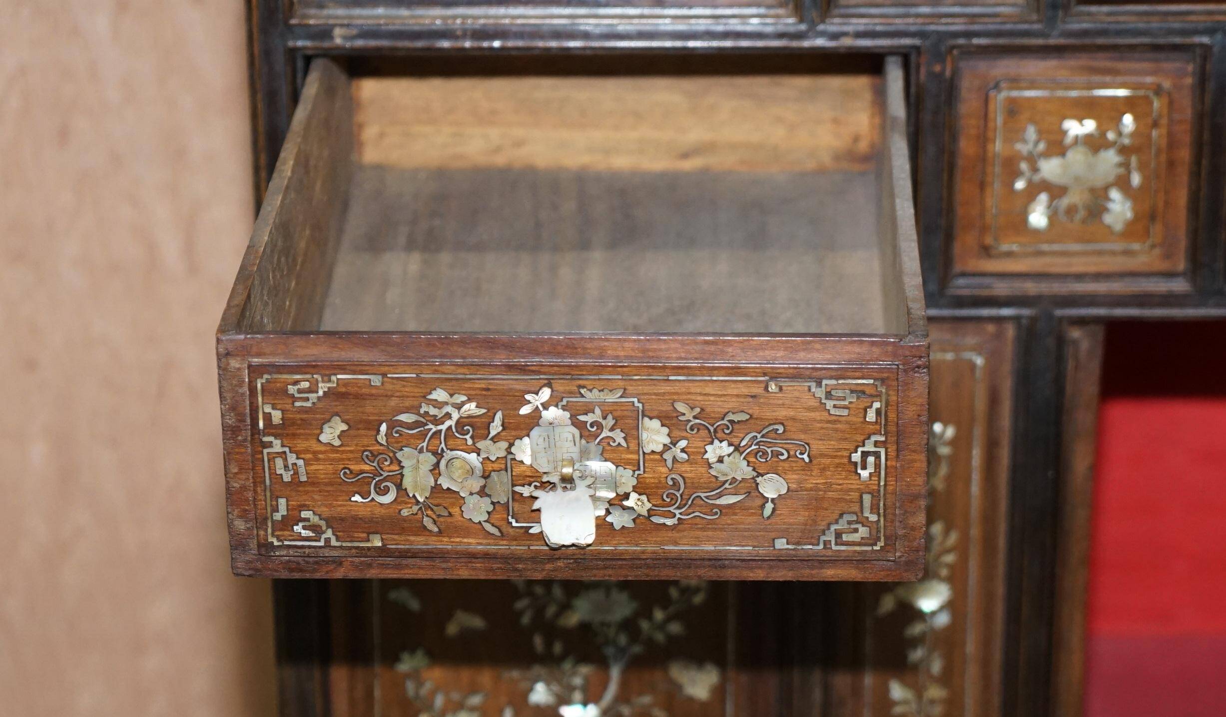 19th-century Chinese cabinet inlaid with mother-of-pearl