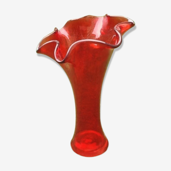 Vase cornet centre de table verre soufflé et coloré rouge rubis