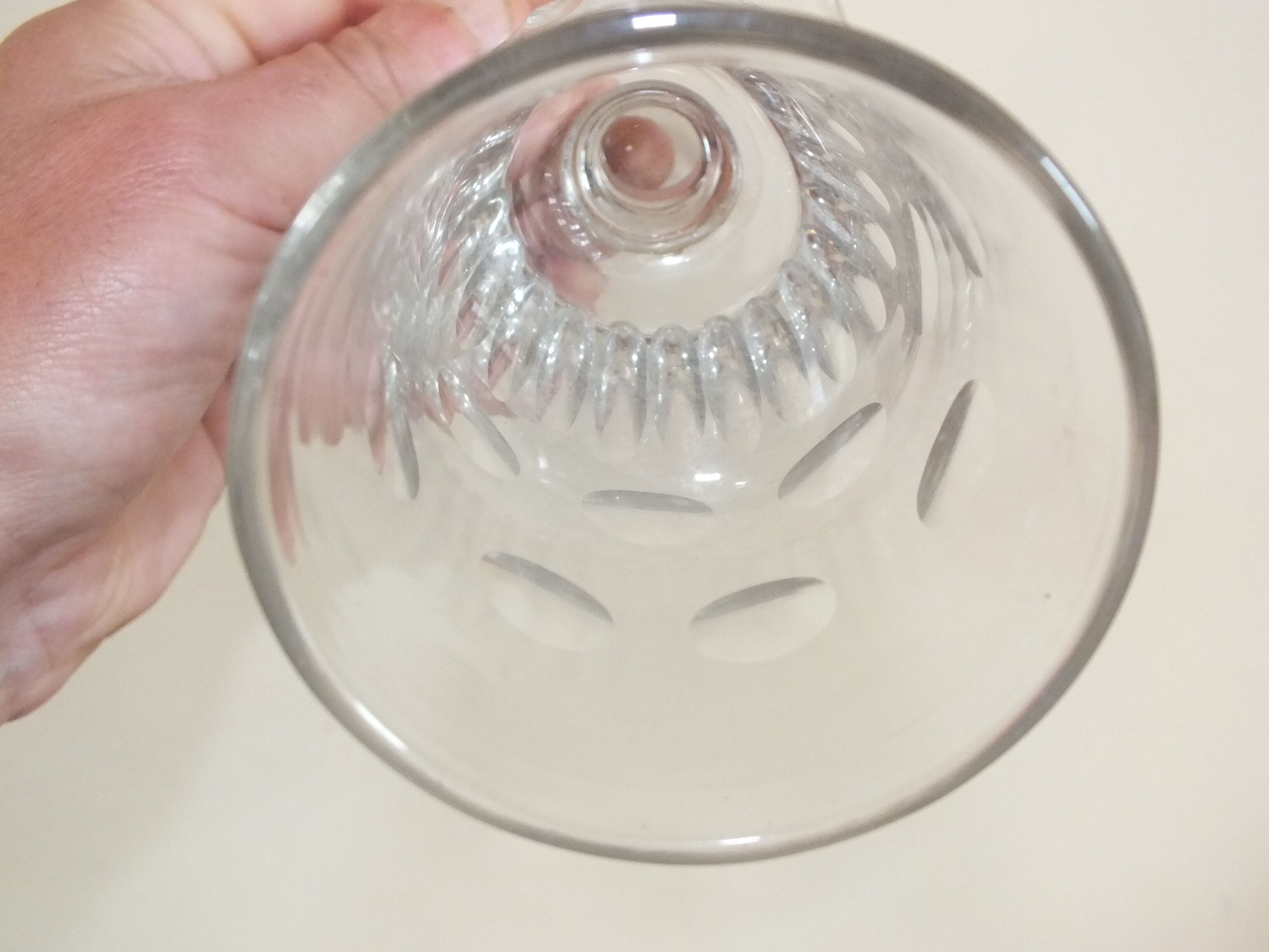 Paire d'anciens verres à absinthe à décor gravé