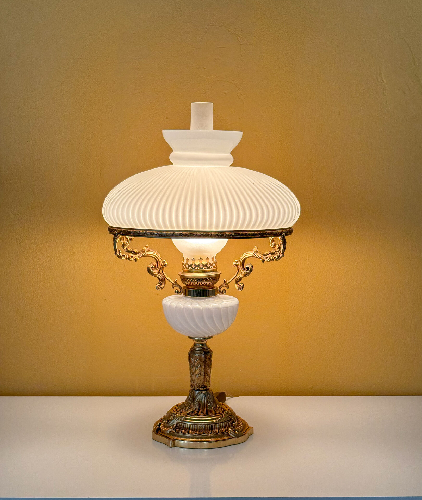 Lampe ancienne française en opaline blanche – bronze doré