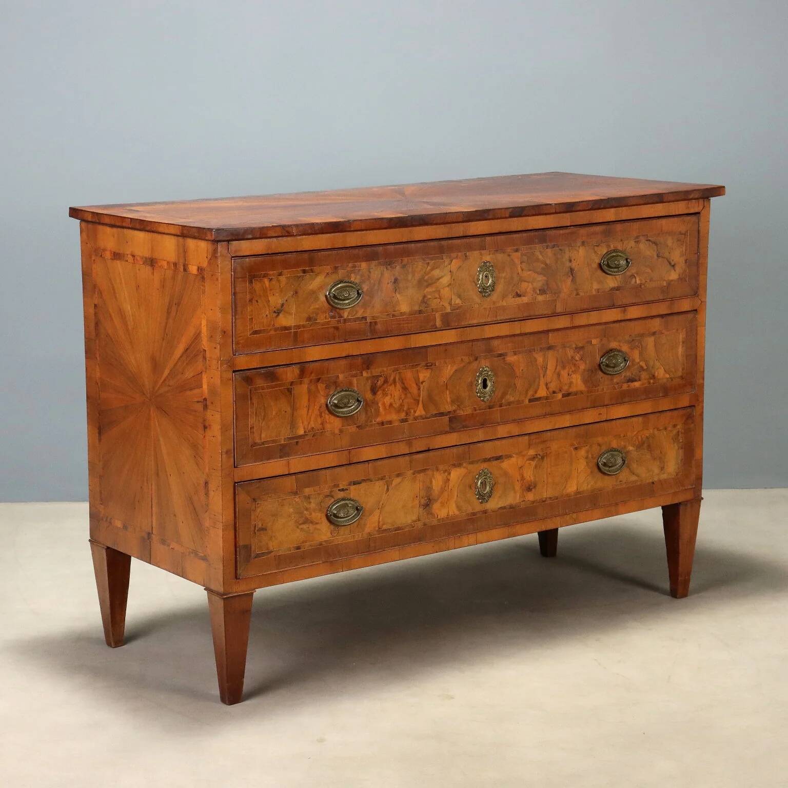 Neoclassical commode in walnut and burl.