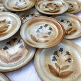 16 Flat plates in flowered marsh stoneware