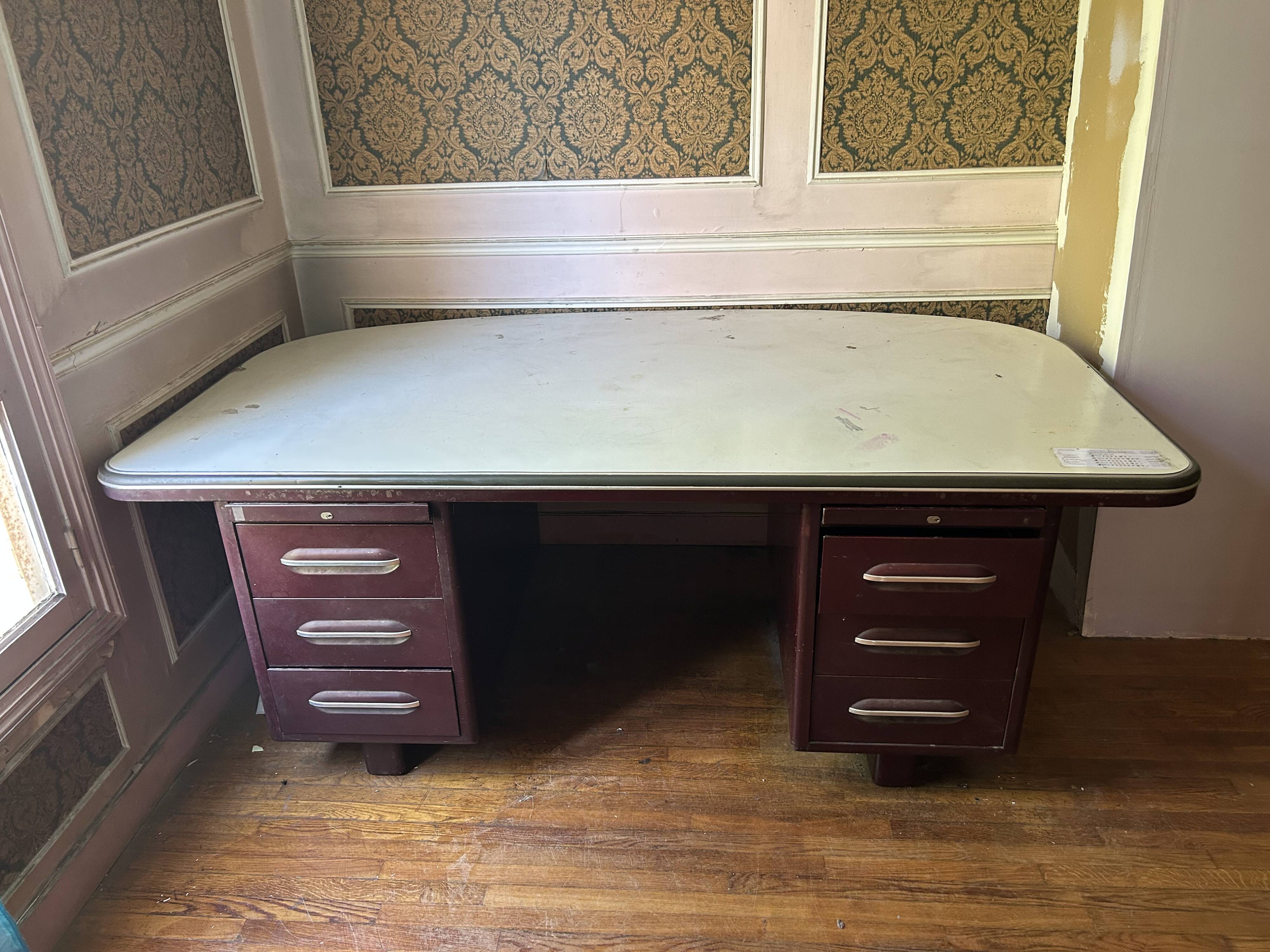 Grand bureau industriel vintage – métal bordeaux