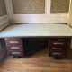Grand bureau industriel vintage – métal bordeaux