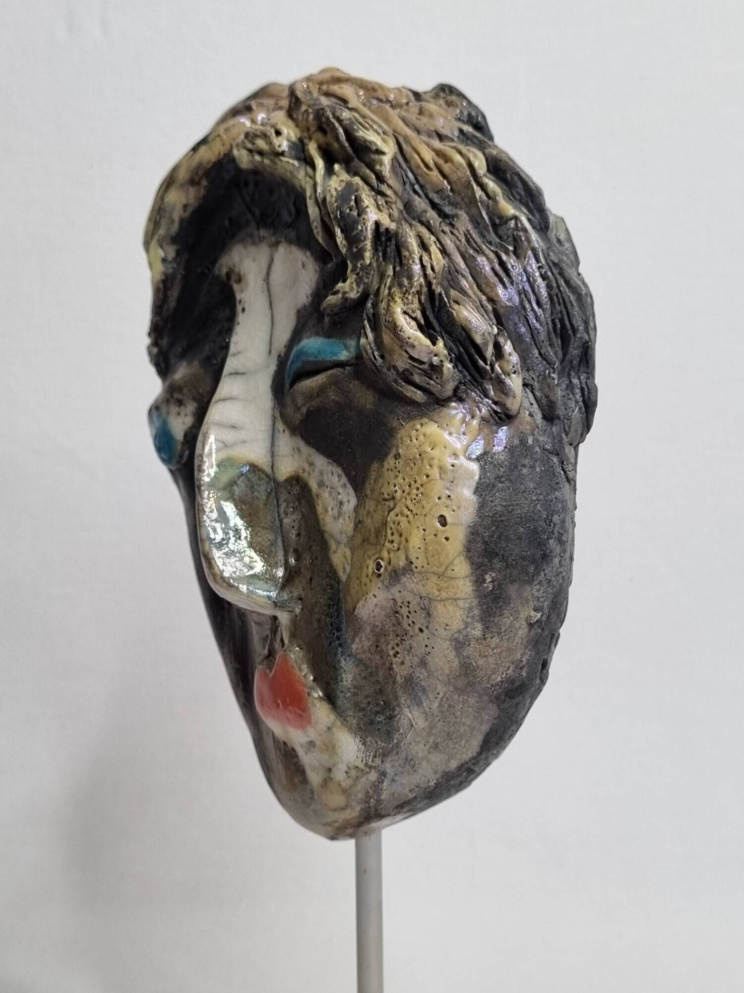 Signed raku ceramic mask, on wooden base – Expressive sculpture 28 cm