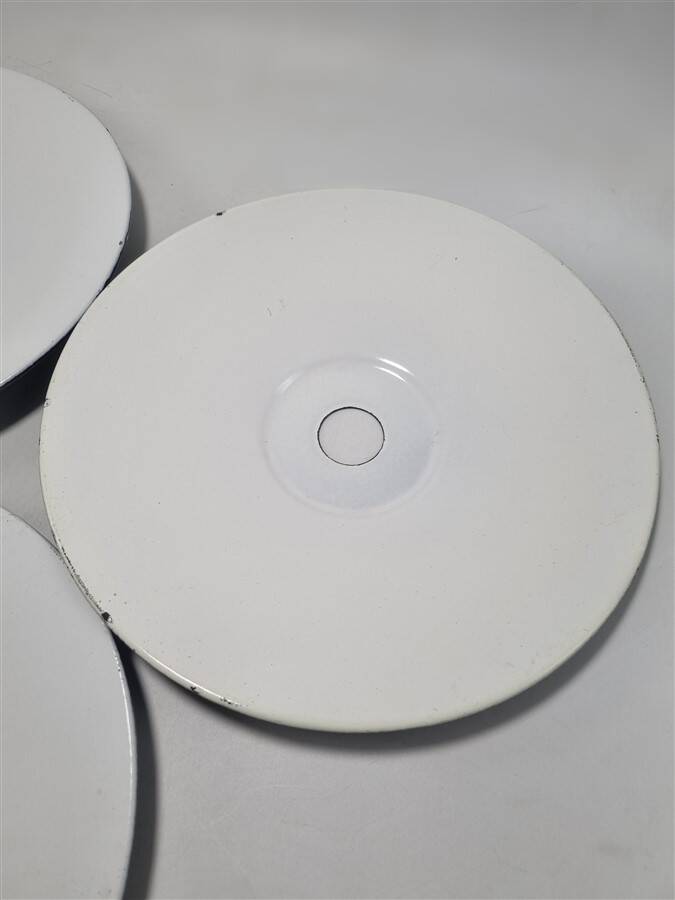 Suspensions in black enamelled sheet metal