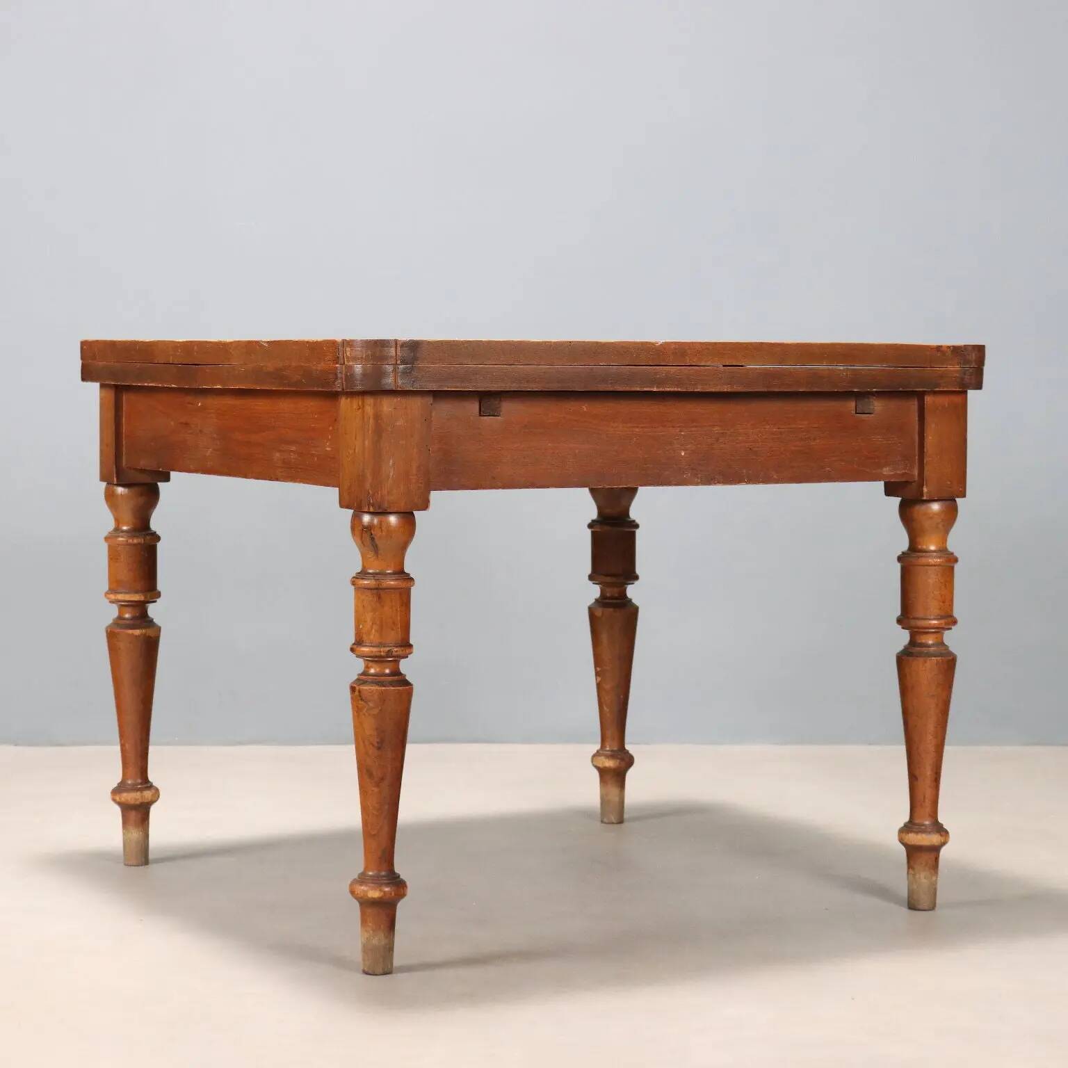Antique extendable table in oak, walnut, and poplar, Europe, 19th century.