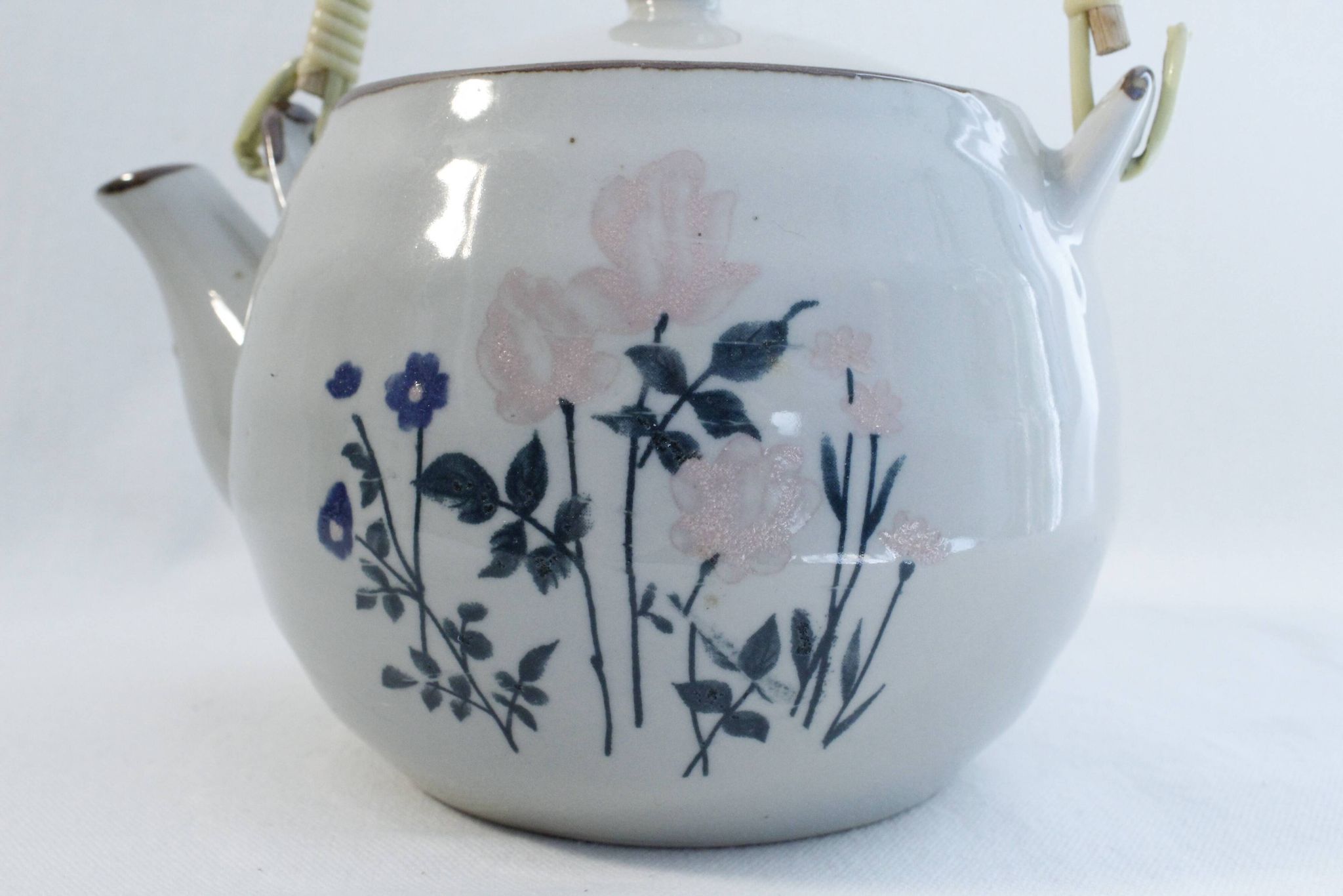Théière vintage - motifs fleuris