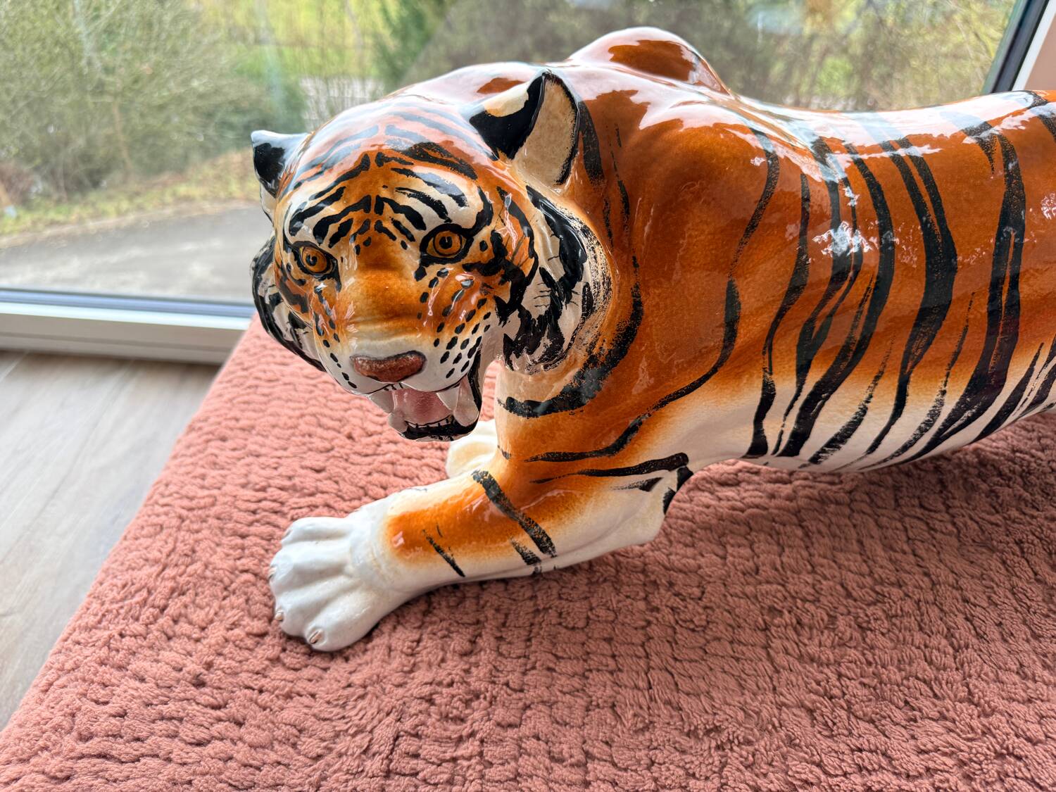 Tiger, Italian sculpture in glazed ceramic.
