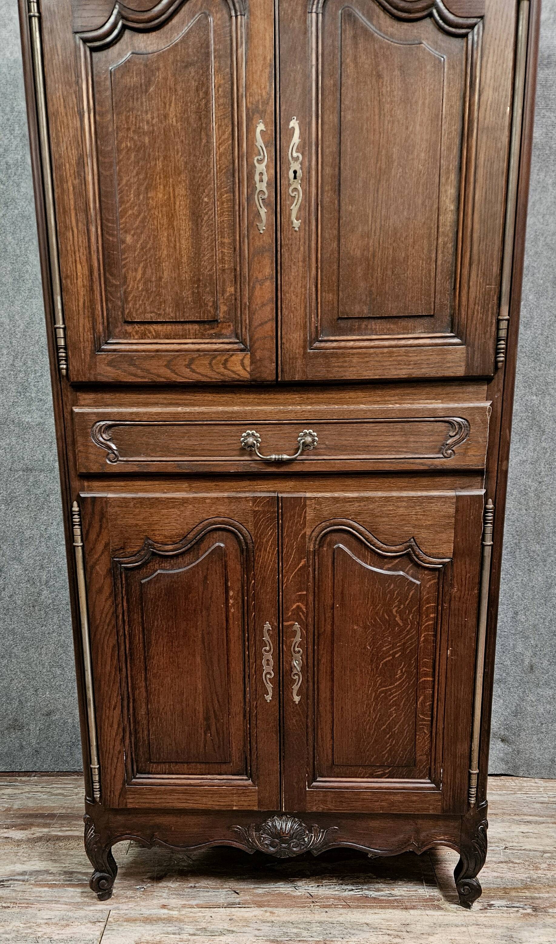 Rustic oak bonnetière