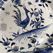 Moustiers, pairs of plates with wading bird design, scalloped edge, early 20th century.