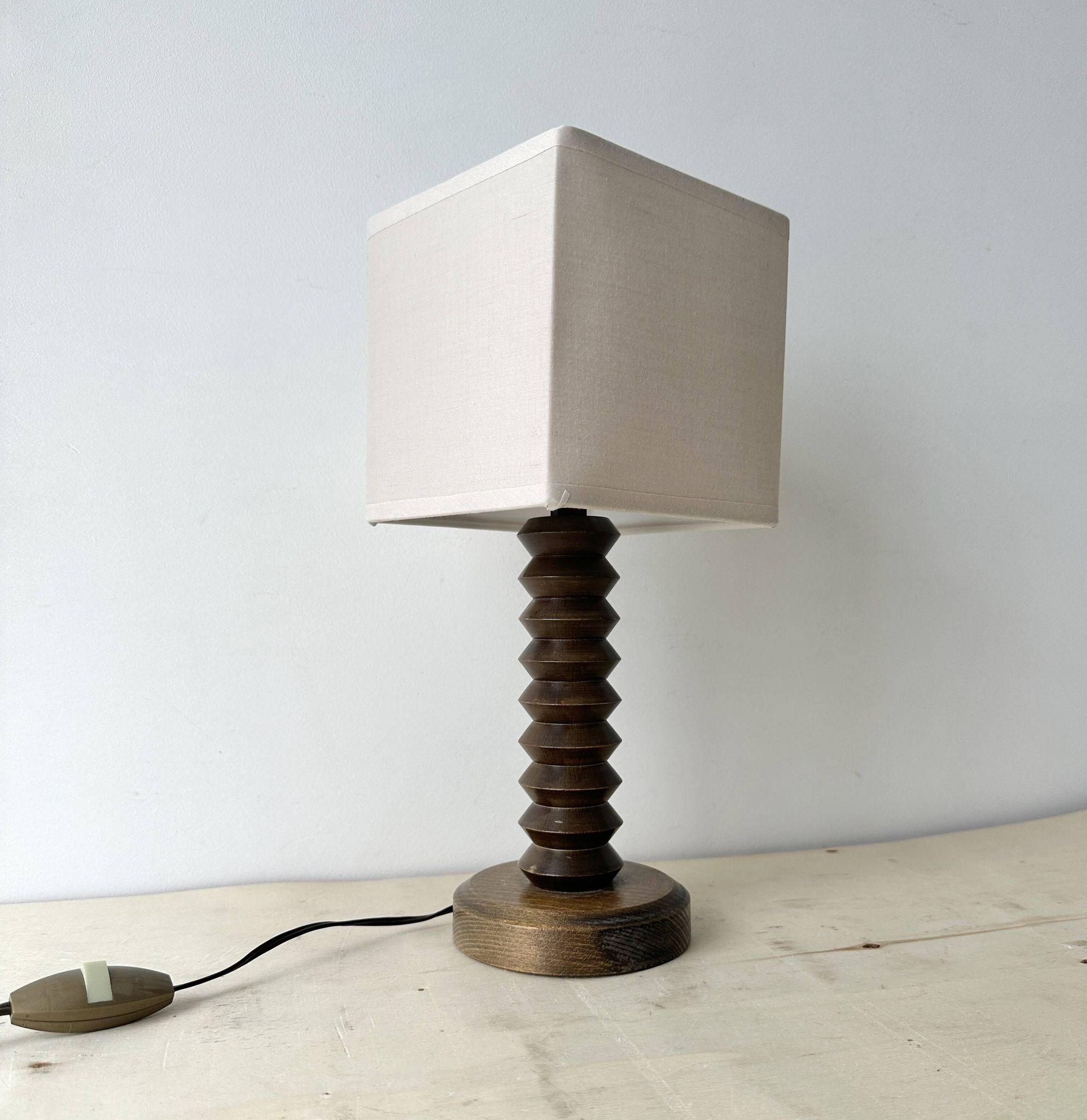 Pied de lampe rustique en bois tourné années 50, luminaire rustique vintage