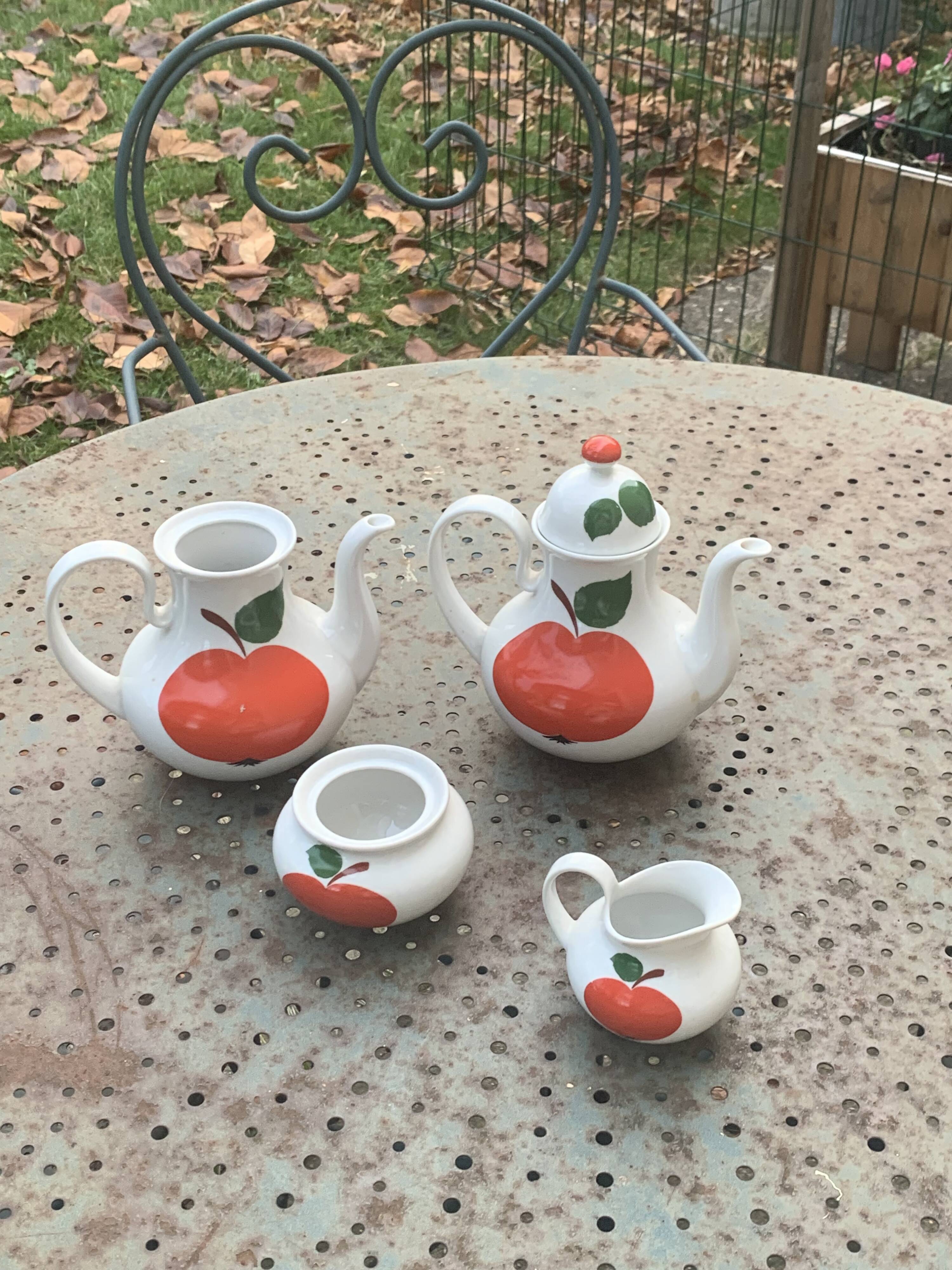 Red apple porcelain coffee service, Patricia model, Lehmann, Weiden, Bavaria