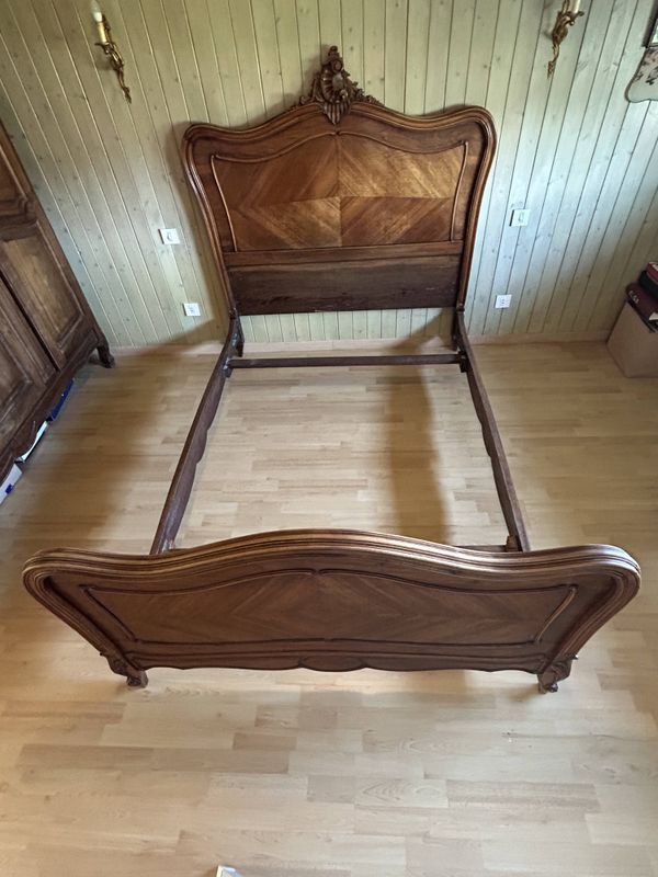 Très beau lit double ancien de style Louis XV, en bois et placage de noyer
