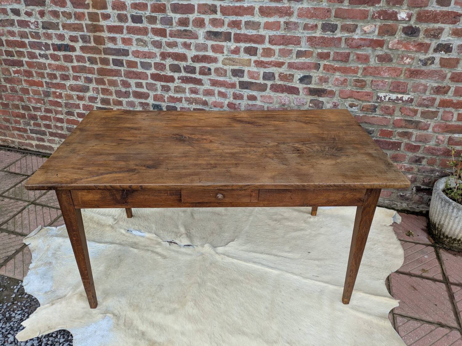 Desk table