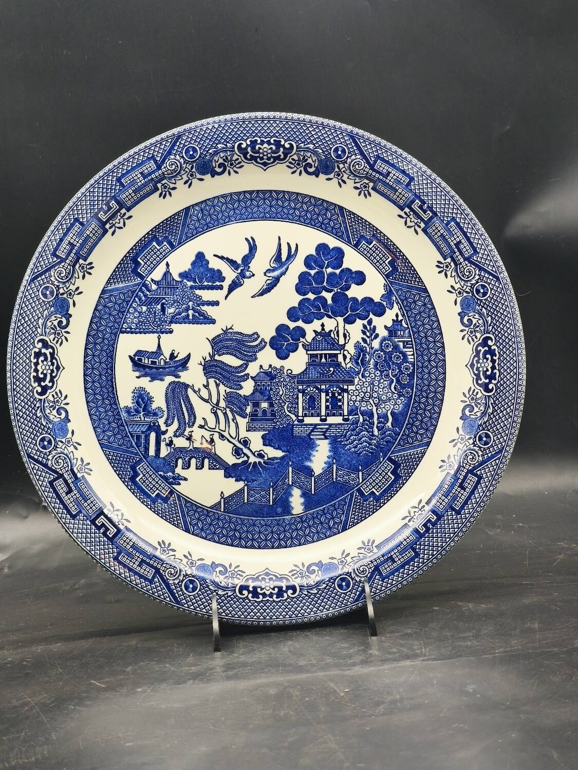 Large blue and white English plate – Chinoiserie decoration – Churchill Home