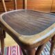 Chaise en bois foncé
