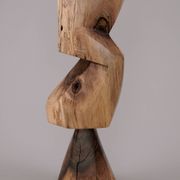 Table d’appoint sculpturale en bois massif, design contemporain original, logniture