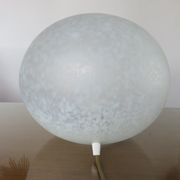 Lampe caillou Italienne en verre moucheté blanc années 80
