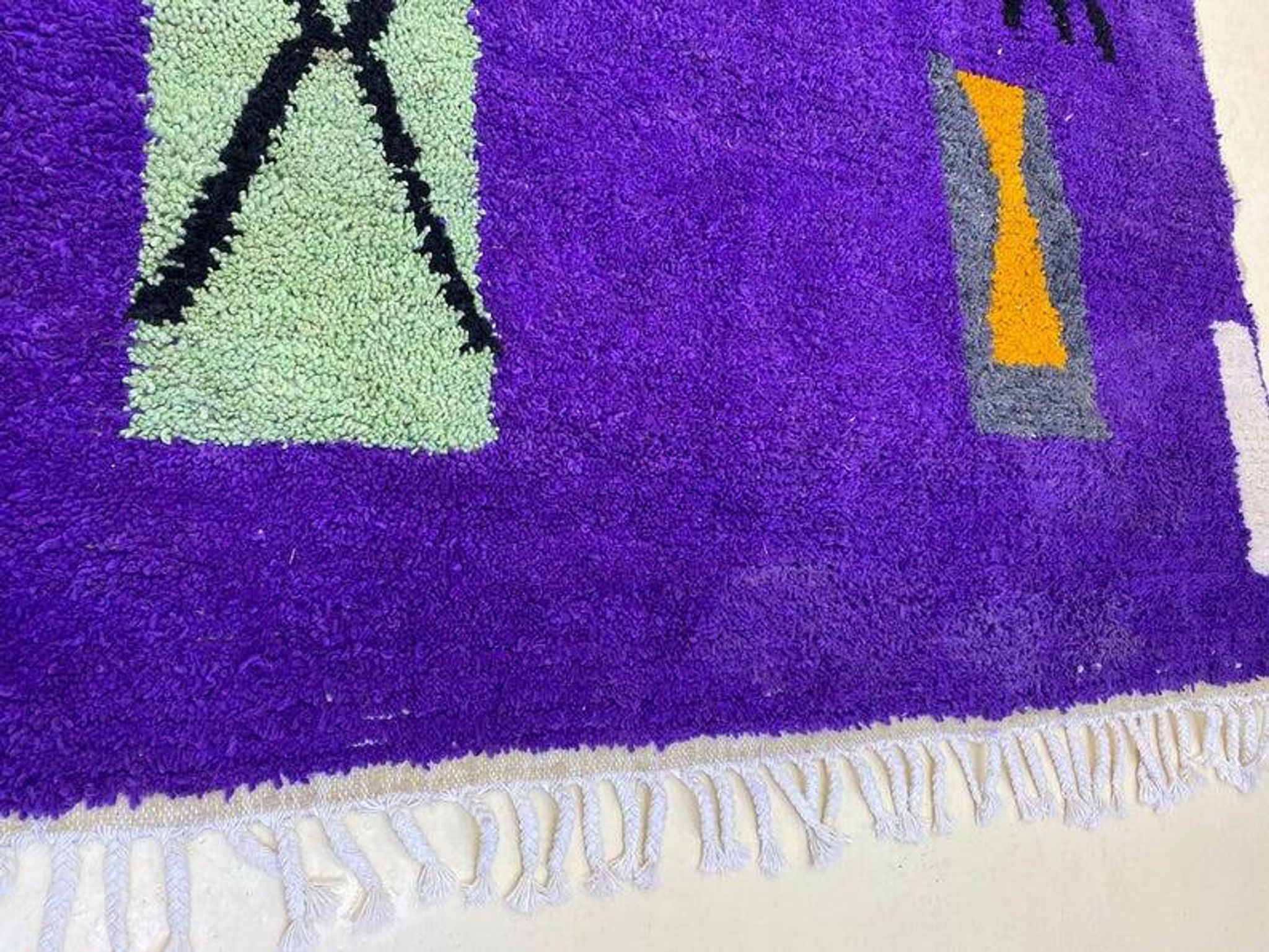 Off-white Moroccan rug with colorful patterns, 250cm x 150cm